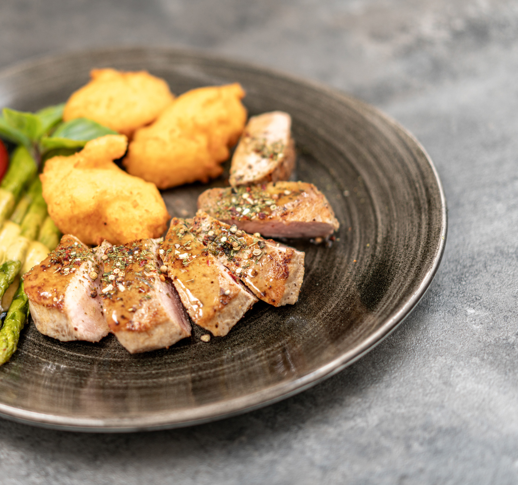 Ortnerhof frisch gegrilltes Fleisch mit Beilagen - Hotel Ortnerhof
