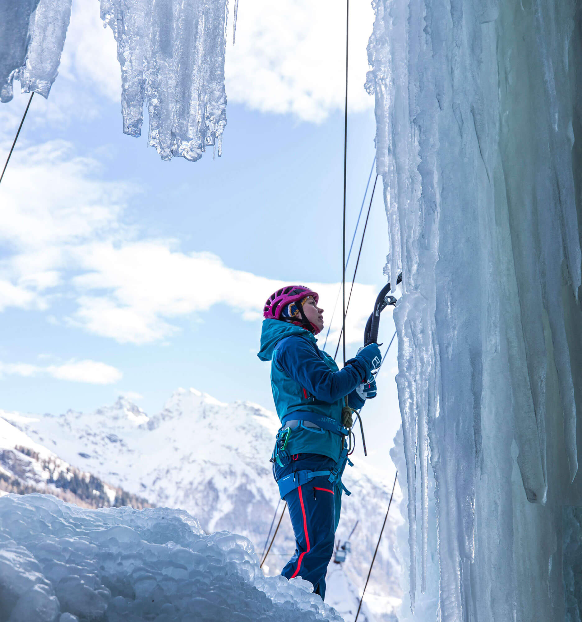A woman ice climbing with two ice axes on the wall - Hotel Ortnerhof