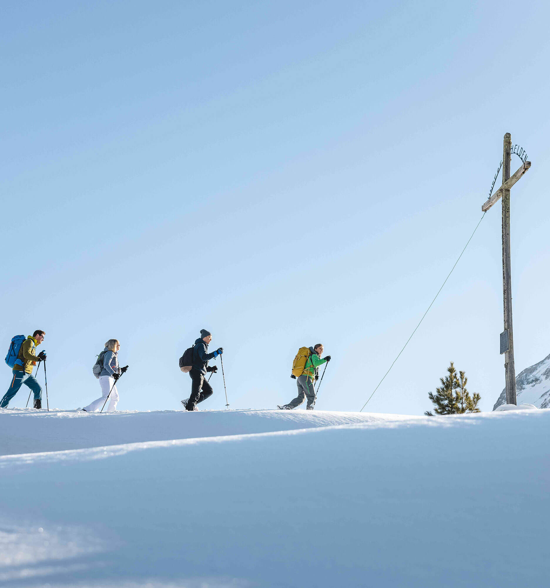 Four snowshoe hikers reach the mountain peak - Hotel Ortnerhof