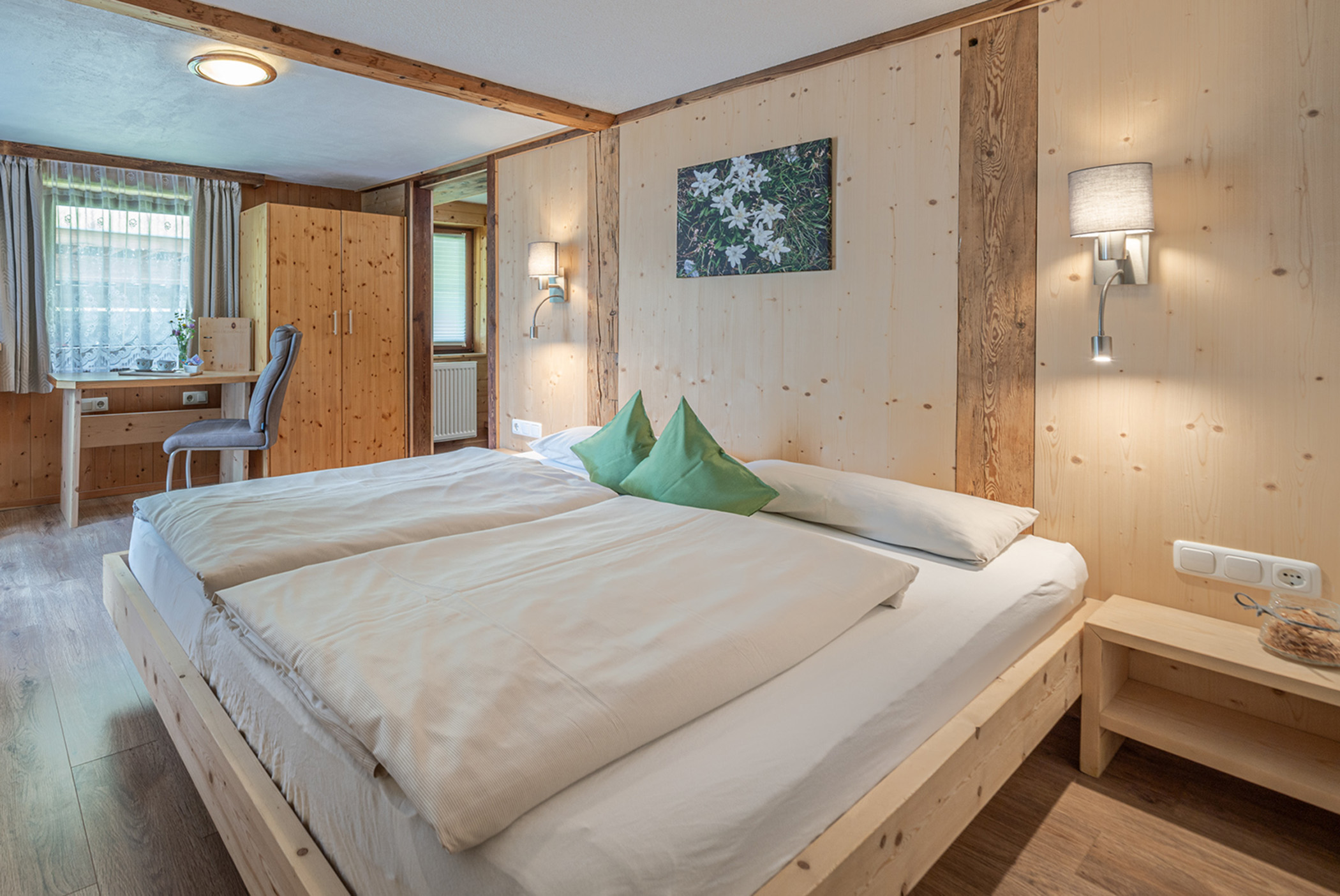 Zimmer mit Doppelbett und Schreibtisch am Fenster - Hotel Ortnerhof