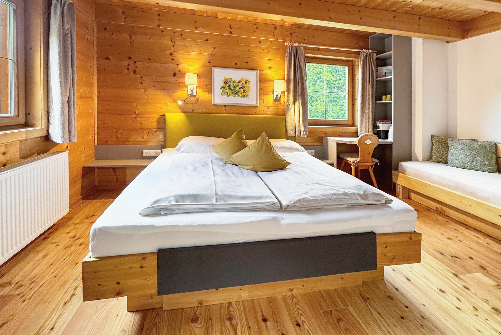 Hotelzimmer im Stubenhaus mit Bett und Loungesofa - Lärchenholzboden - Hotel Ortnerhof