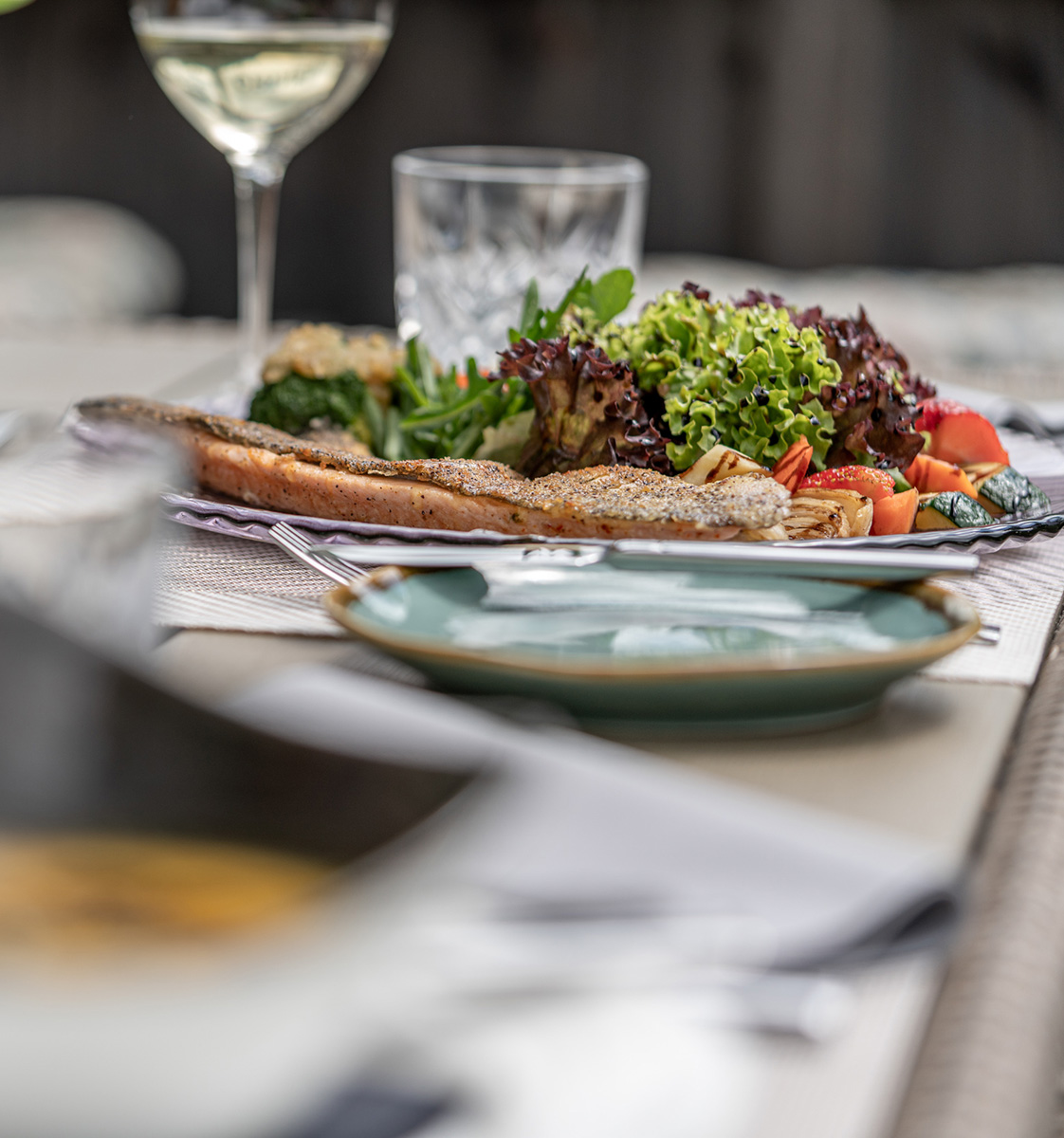 Suppe und regionales Fischgericht serviert an einem schön gedeckten Tisch - Hotel Ortnerhof