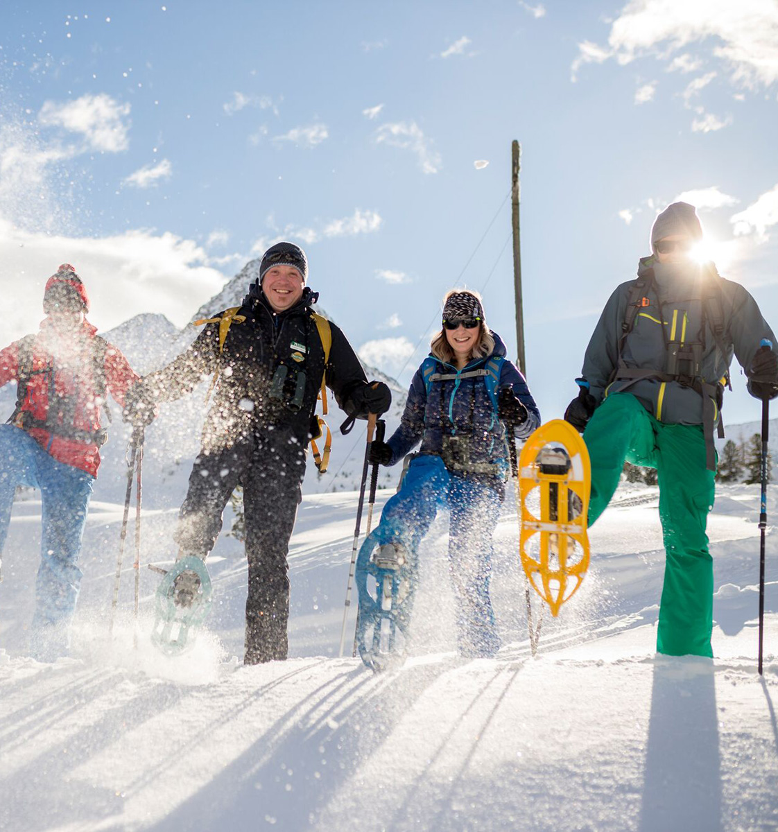 Vier Schneeschuhwanderer stapfen durch den Tiefschnee im Nationalpark Hohe Tauern Osttirol - Hotel Ortnerhof